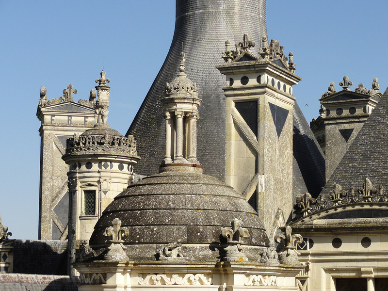 Флер де Лис на портиках фасада замка Шамбор.jpg