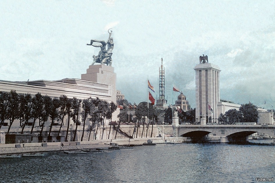 Павильон СССР и павильон фашистской Германии стояли друг против друга в самом центре выставки.