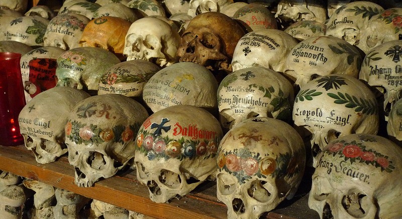На сегодняшний день Бин-Хаус хранит под своими сводами более 1200 расписных черепов умершихранее жителей Гальштата.