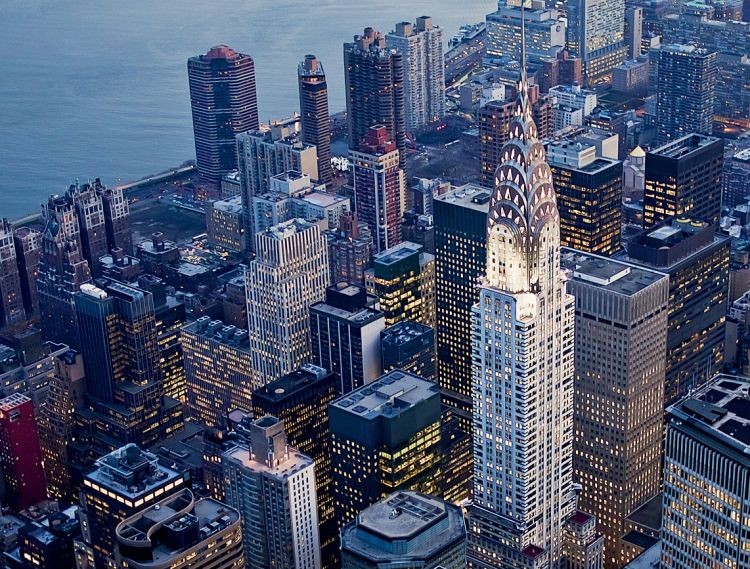 На Манхеттене насчитывается около 150 небоскребов относящихся к стилю Ар Деко