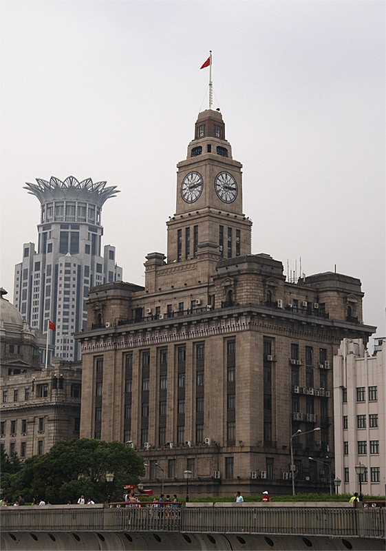 Здание таможни на набережной Вайтань в Шанхае. На заднем фоне "Дом Союзов" Юнион Билдинг в стиле Ар Деко.