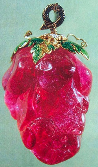 Виноградная гроздь Екатерины II, весом 255 карат.