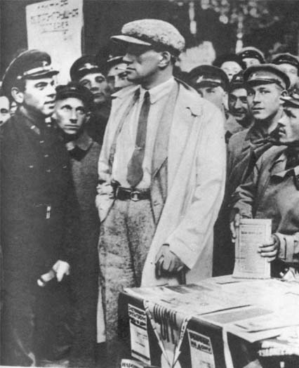 Mayakovsky_and_Krasnoarmeitsy.jpg