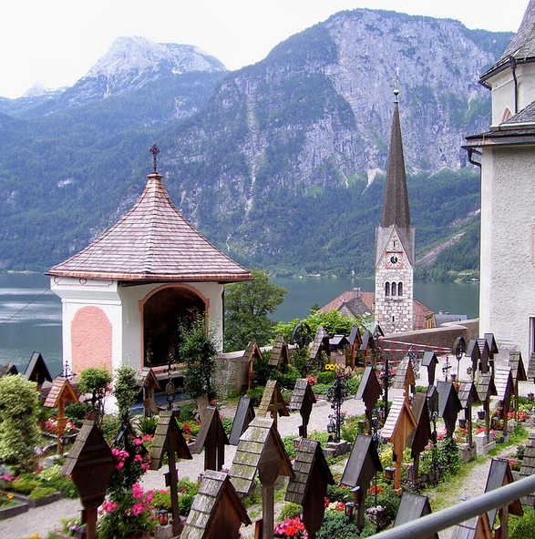 Небольшой городок Хальштатт (Hallstatt) расположился в Верхней Австрии в регионе Зальцкаммергут