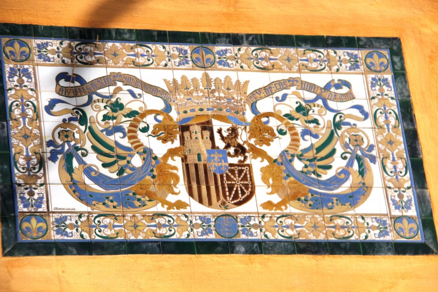 Герб испанских Бурбонов во дворце Алькасара.jpg