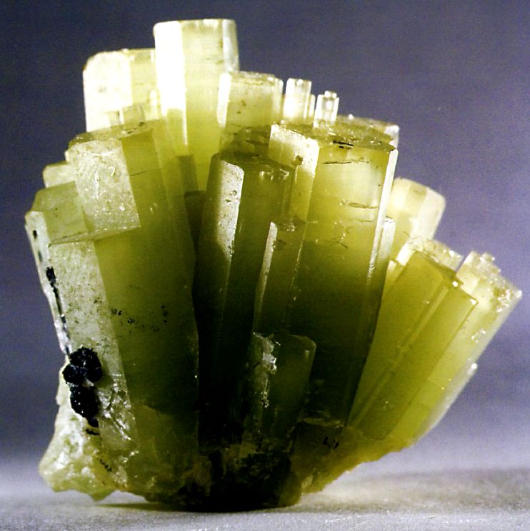 минерал берилл-гелиодор с зеленым оттенком