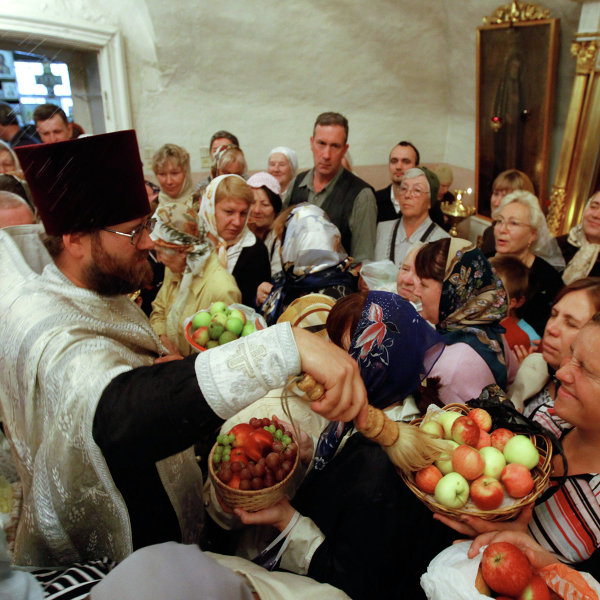 На яблочный спас в православных церквях России освящаются яблоки нового урожая и сегодня.