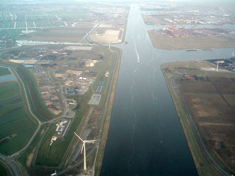 современный канал в Нидерландах