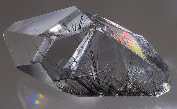Кристаллы с включениями игольчатой формы имеют название стрелы Амура.