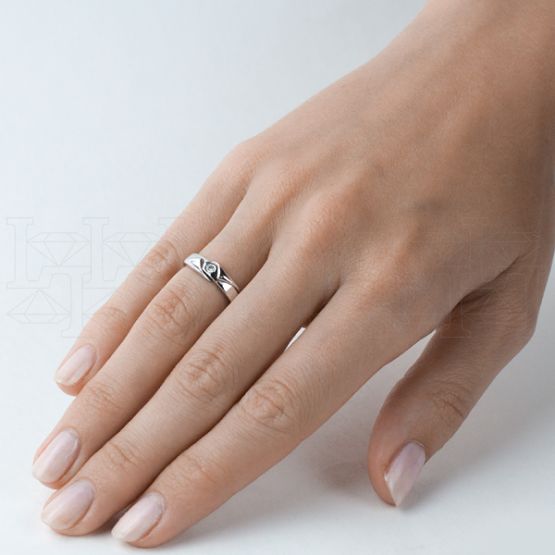 Фото - Кольцо обручальное из белого золота с бриллиантом из коллекции "Обручальные кольца с  одним бриллиантом" VDR.Y0236 (243)