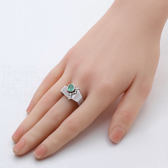 Фото - Кольцо из белого золота с изумрудом и бриллиантами R9948-15504 (775)