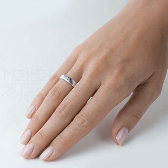 Фото - Кольцо обручальное из белого золота с бриллиантом из коллекции "Обручальные кольца с  одним бриллиантом" VDR.A2573 (243)