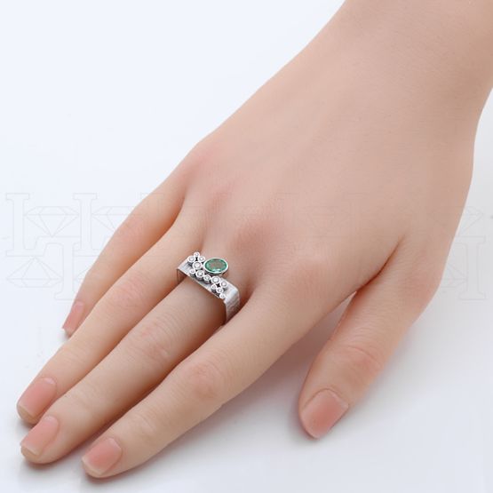 Фото - Кольцо из белого золота с изумрудом и бриллиантами R9947-15502 (775)