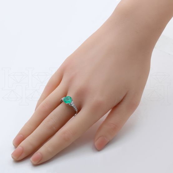 Фото - Кольцо из белого золота с изумрудом и бриллиантами из коллекции "580" R9499-16213 (580)