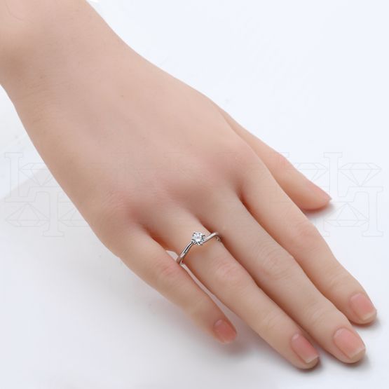 Фото - Кольцо из белого золота с бриллиантом из коллекции "Помолвка" R3136-15906 (513)