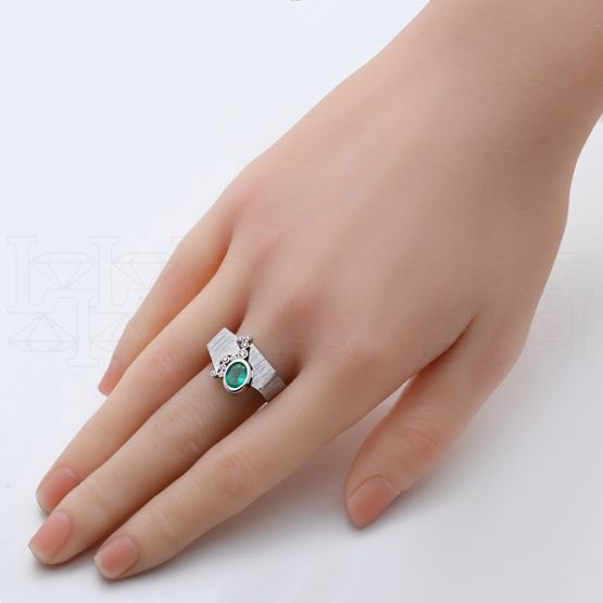Фото - Кольцо из белого золота с изумрудом и бриллиантами R9948-16540 (775)