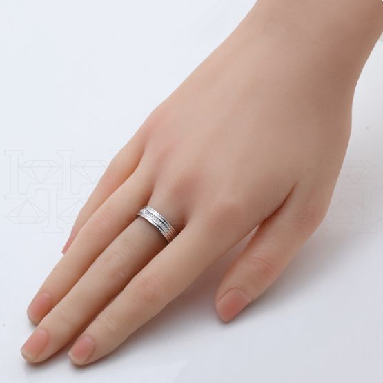 Фото - Кольцо обручальное из белого золота с бриллиантом из коллекции "Обручальные кольца с дорожкой" R2055-2252 (241)