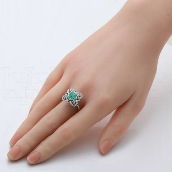 Фото - Кольцо из белого золота с изумрудом и бриллиантами из коллекции "580" R10260-16338 (580)
